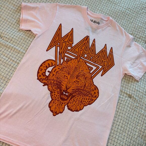 Def Leppard Woman Pink Leopard Graphic Band Tee Small NWOT - Picture 1 of 5